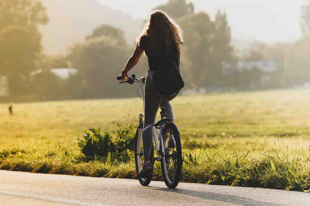 Bicicletta in estate, a cosa fare attenzione: abbigliamento, cibo, orari, come evitare rischi legati al caldo