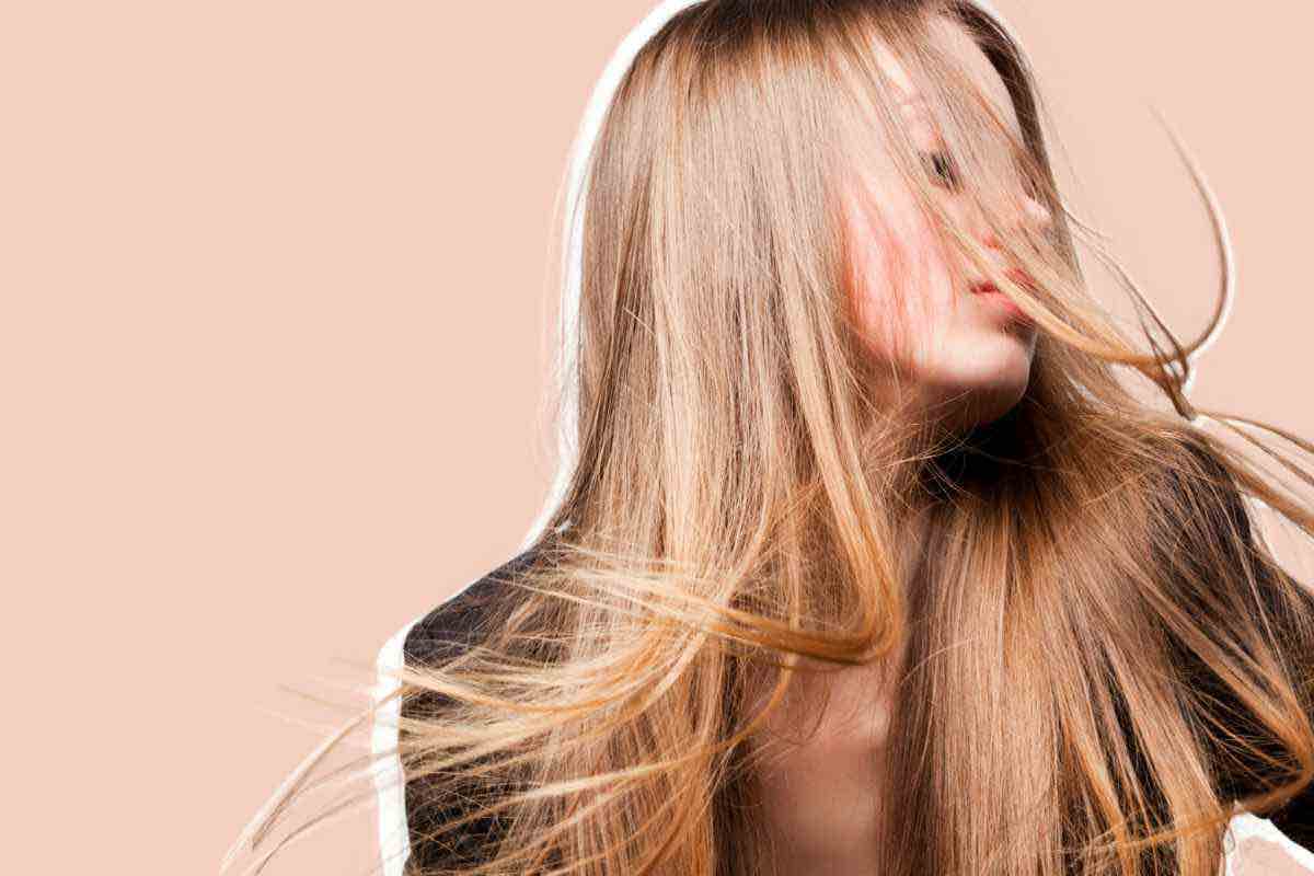 Questa ricetta naturale stimola la crescita del capello: applicala sul cuoio capelluto, il risultato è sorprendente