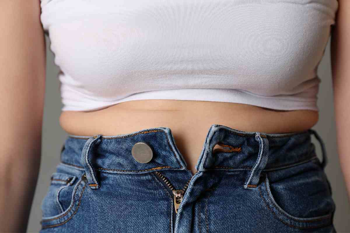 I jeans sono troppo stretti e non si chiudono in vita? Senza ago e filo potrai indossarli di nuovo, basta un elastico