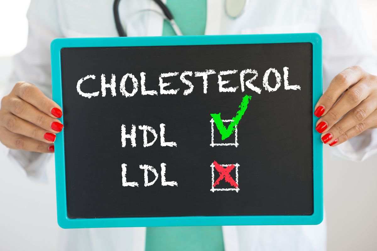 Colesterolo alto, i 5 alimenti che non si dovrebbero mai mangiare: uno è insospettabile