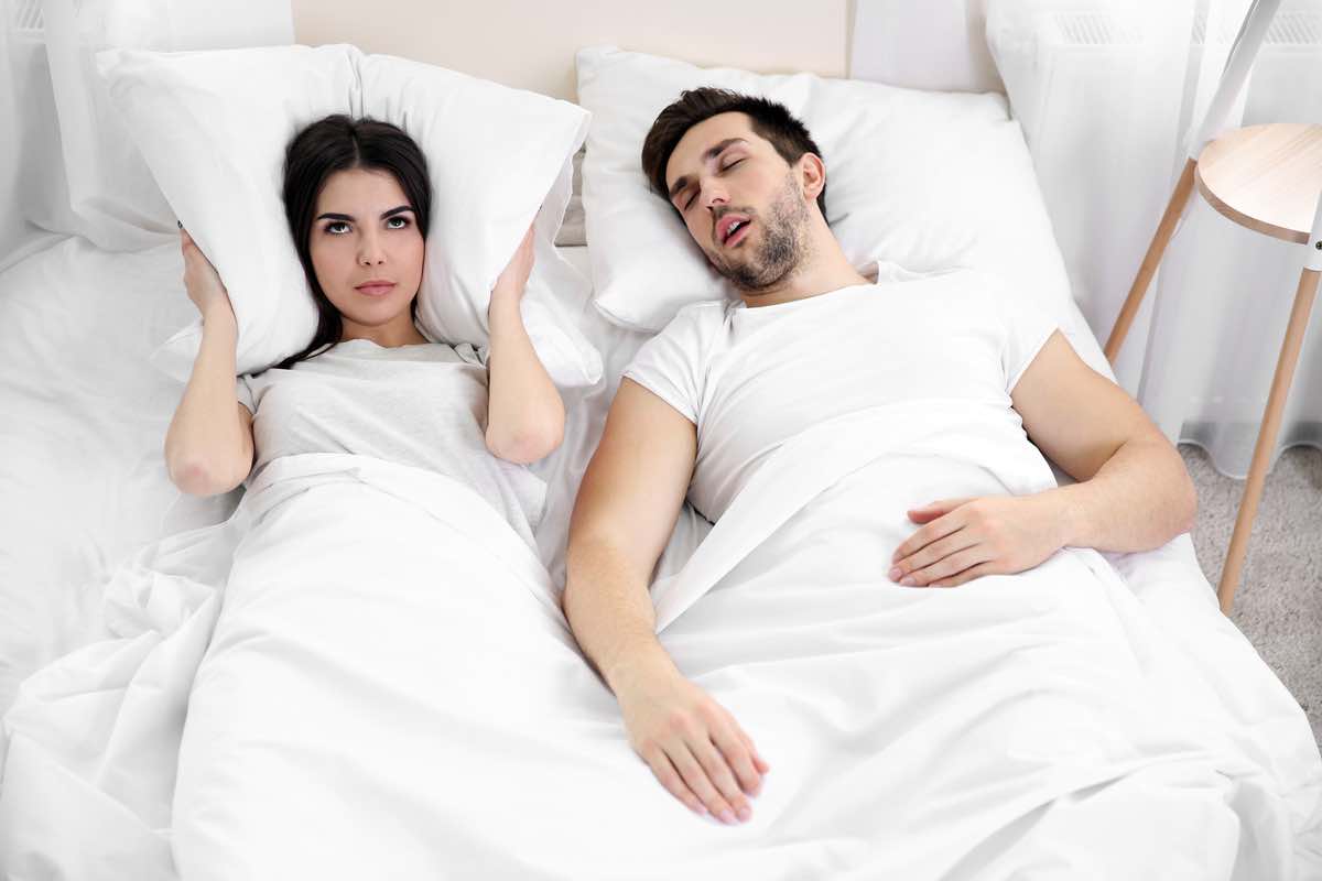 Perché si russa? Cause, rimedi e tutte le soluzioni per il proprio e il benessere altrui