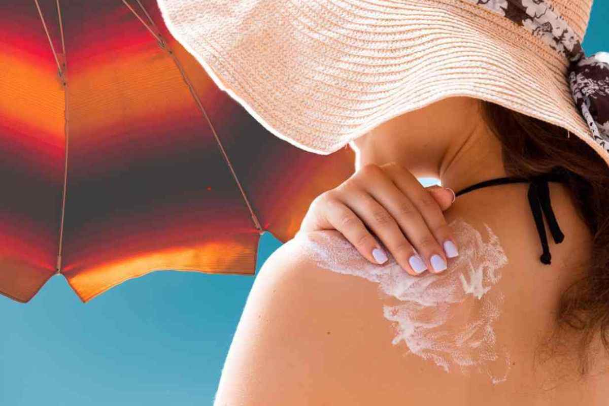 Crema solare, va messa anche quando restiamo sotto l’ombrellone? Così puoi proteggere la tua pelle