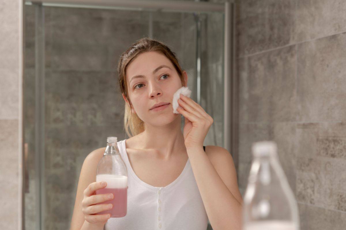 Per la pulizia della pelle meglio un detergente delicato: quale scegliere e come usarlo