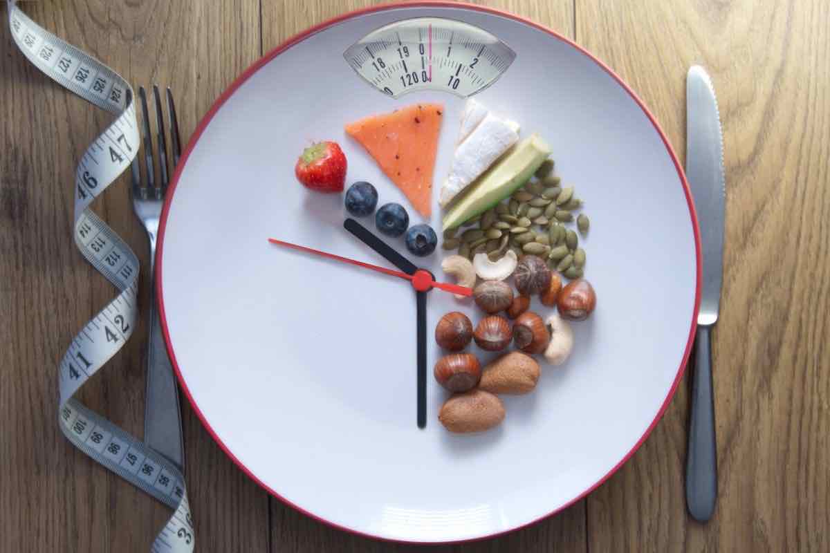 Vuoi perdere peso senza sforzi? Pochi pasti ma zero rinunce: arriva la Dieta dell’Orologio
