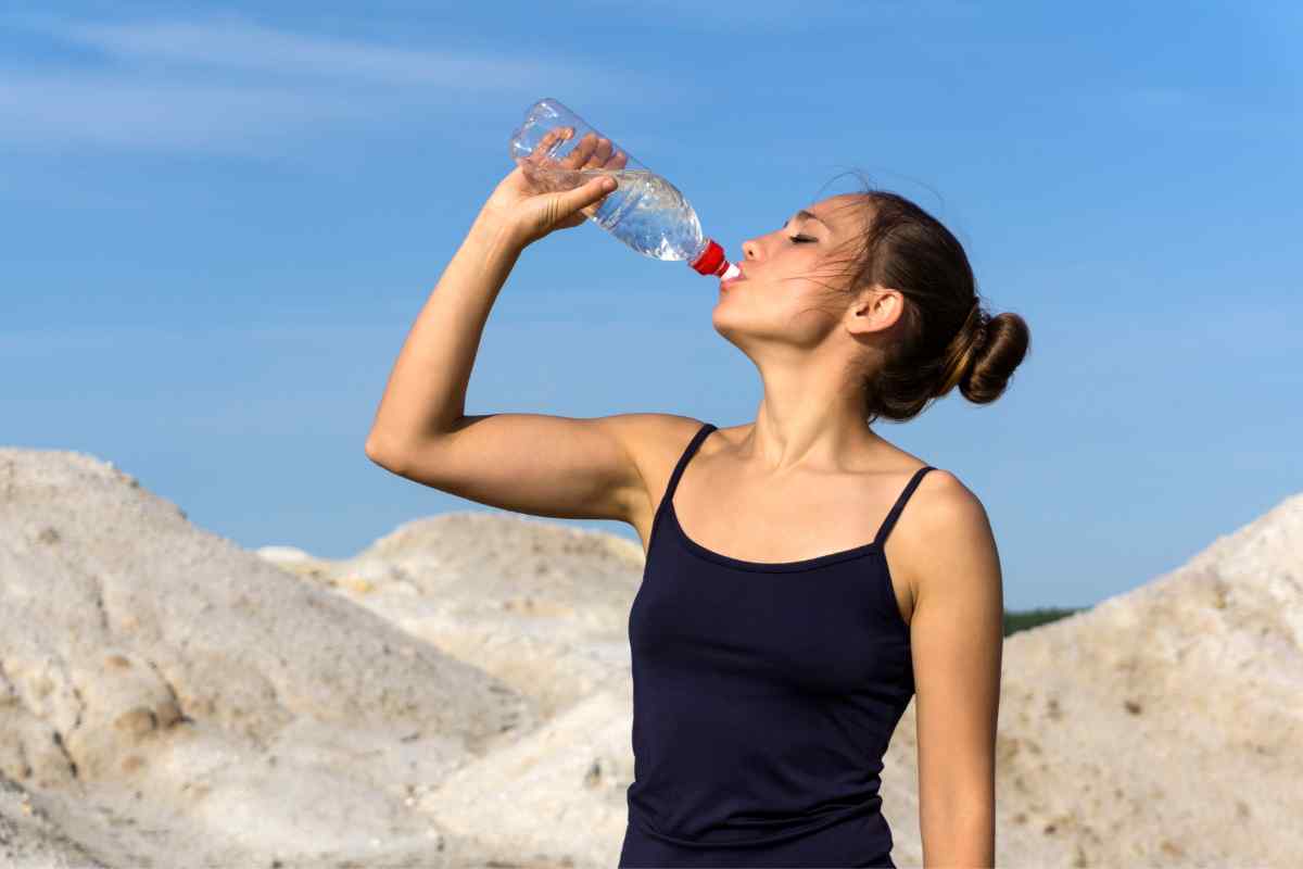 Caldo torrido, come capire se siamo disidratati: attenzione a questi campanelli d’allarme