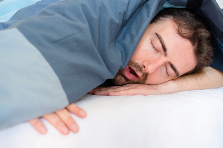 Dormire a bocca aperta: perché succede?