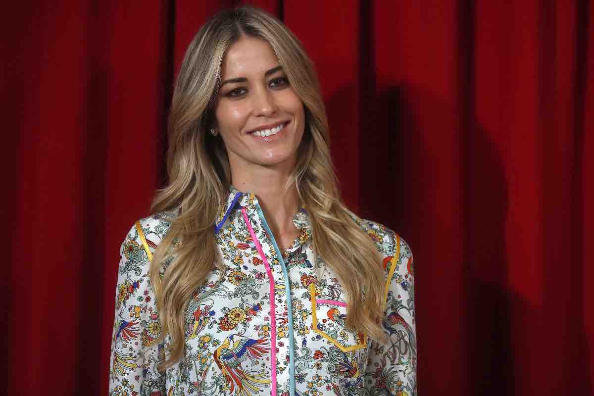 Elena Santarelli, 42 anni e non sentirli: fisico mozzafiato, sorriso radioso e il costume intero che tutte dovrebbero avere