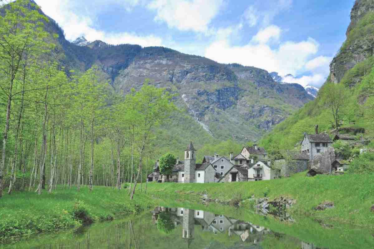 Vacanza senza elettricità e tecnologia? Poco distante dall’Italia è possibile: ritorno alla natura incontaminata