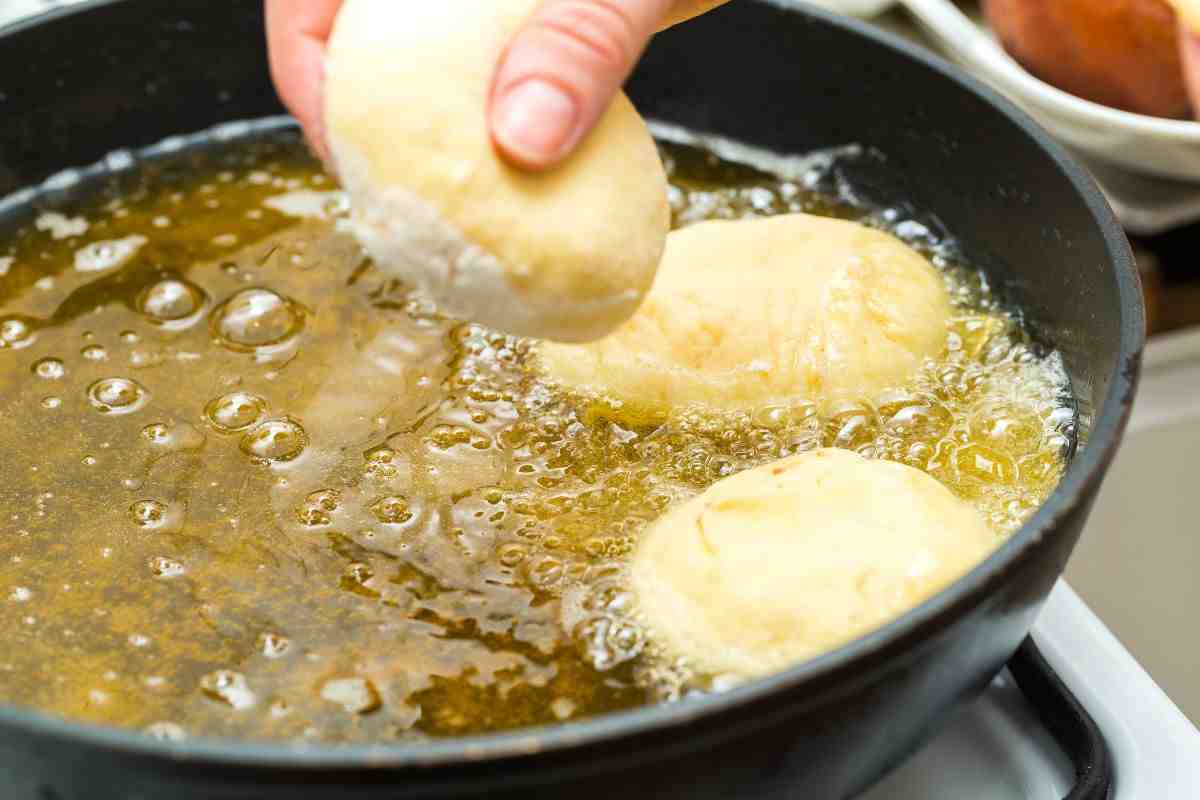 Come evitare di ustionarsi con l’olio di frittura mentre si cucina: il trucco degli chef è impensabile, ne basta un cucchiaio
