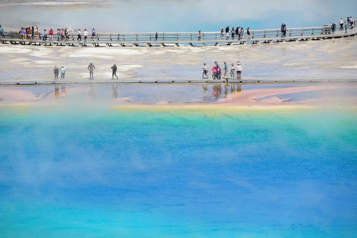 Pochi sanno che al mondo esiste un lago color “arcobaleno” del tutto naturale: come visitarlo, uno spettacolo imperdibile