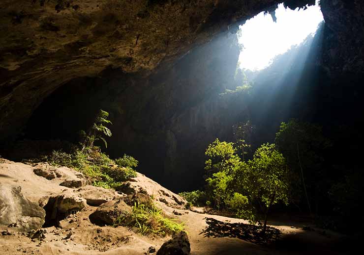 Raggi solari che illuminano la grotta magica