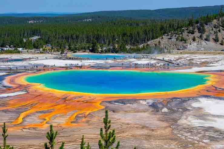 Lago color arcobaleno: perché si chiama così
