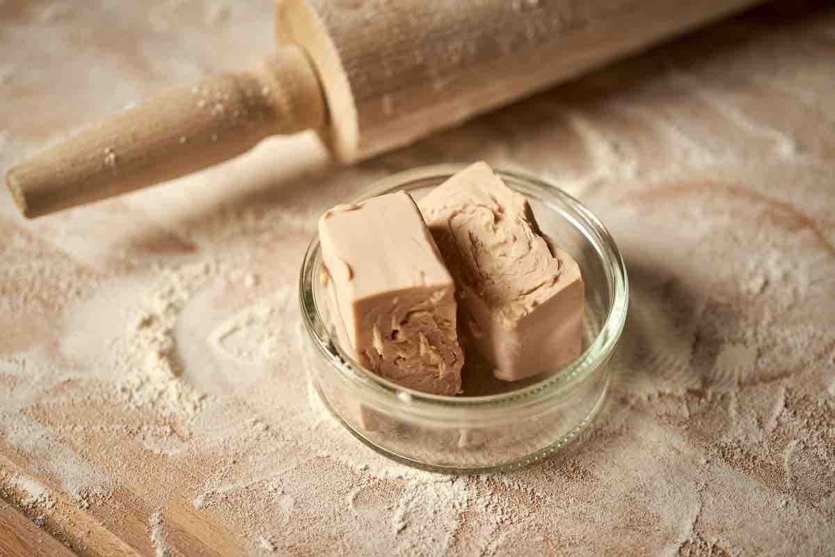 Prendi il lievito di birra, scioglilo e spalmalo così: altro che in cucina, il trucco beauty che lascia a bocca aperta