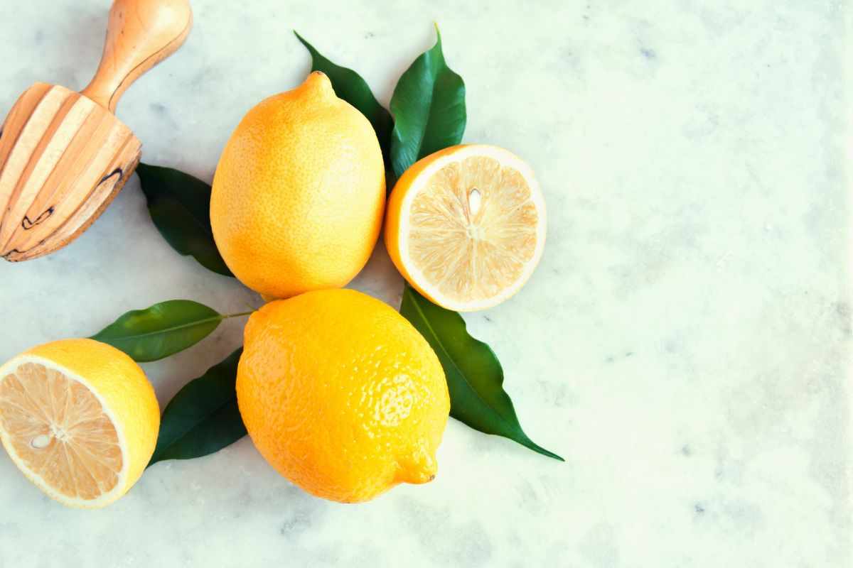 Limone più utile dell’aceto nelle pulizie soprattutto se lo usi così: il rimedio straordinario