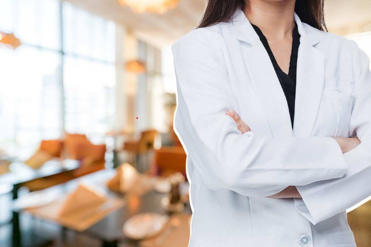 Cosa mangiare al ristorante quando si è a dieta: la nutrizionista suggerisce 5 azioni che assicurano la forma fisica