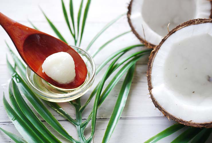 Olio di cocco per la routine pre-shampoo ideale