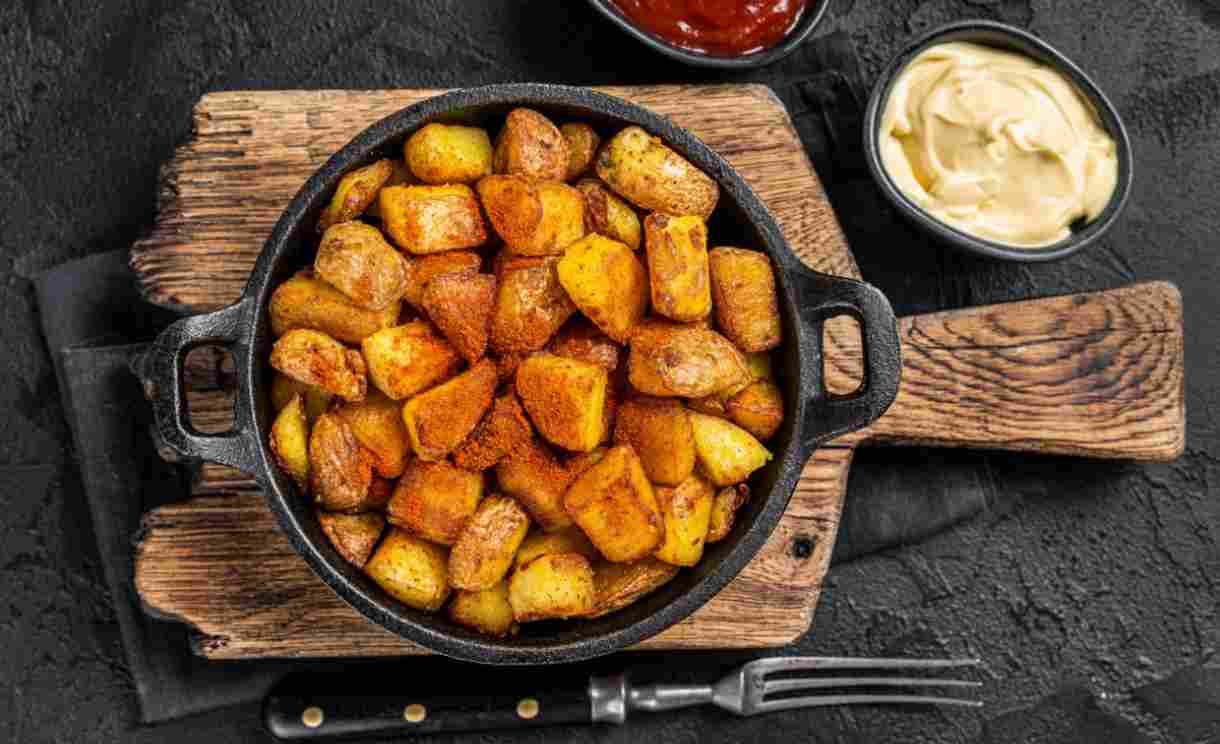 Ami i sapori forti? Dimentica le patate al forno: queste si preparano in padella e sono (super) piccanti e aromatiche