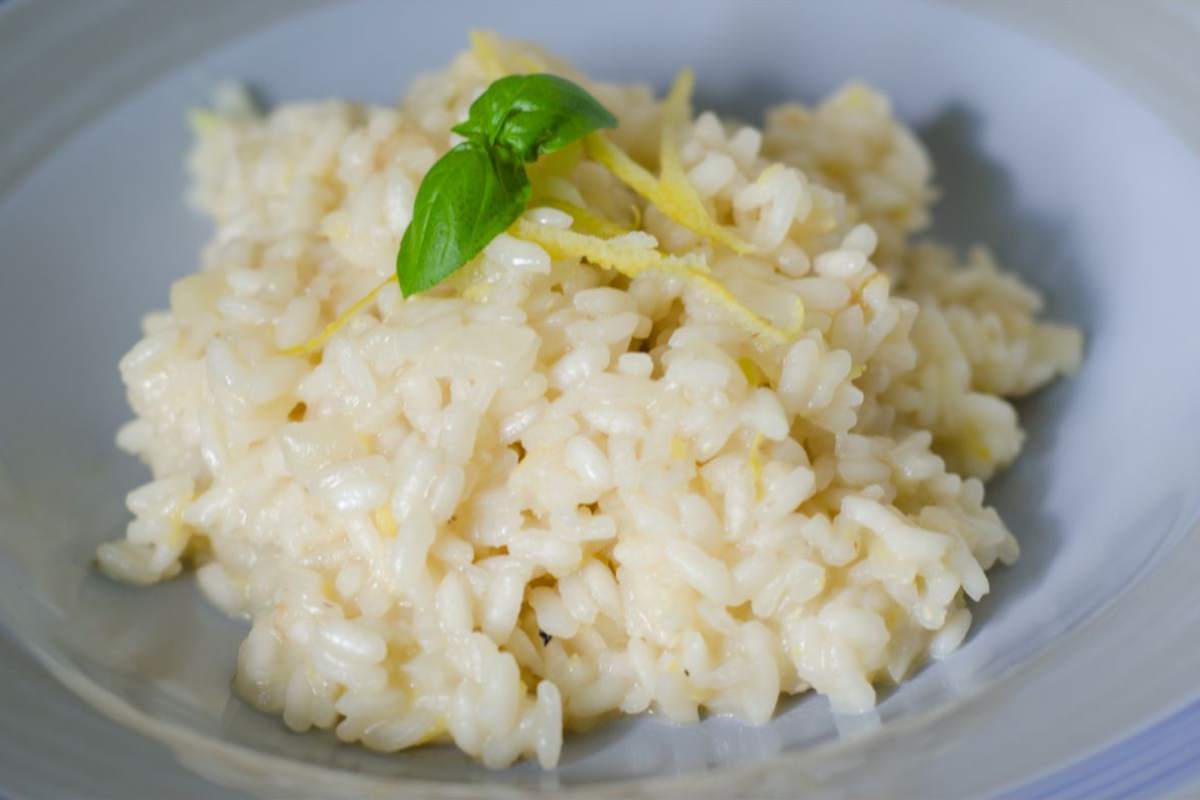 Risotto, non solo in inverno: questa versione super aromatica è il piatto forte dell’estate