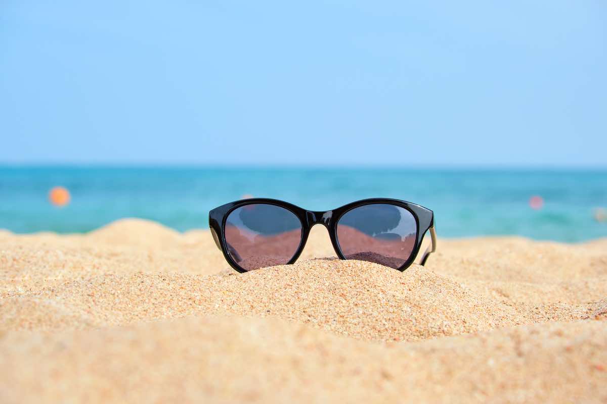 Estate in spiaggia, attenzione alla sabbia negli occhi: rischi e come prevenirli, cosa sapere