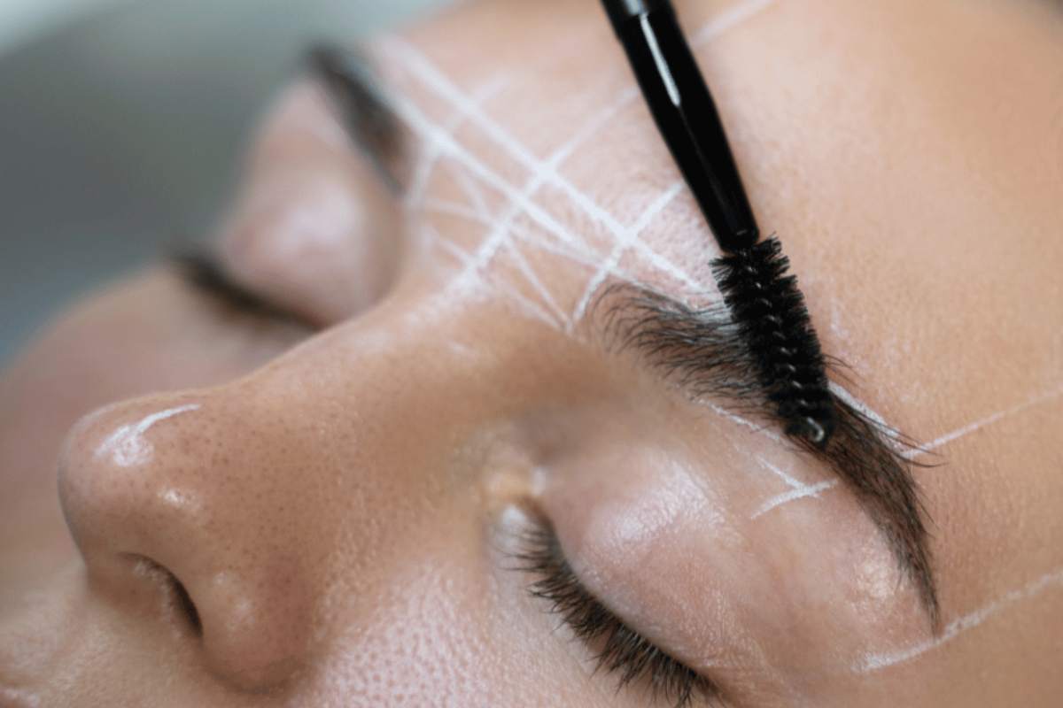 Sopracciglia rade, il trucco infallibile per infoltirle senza ricorrere al microblading