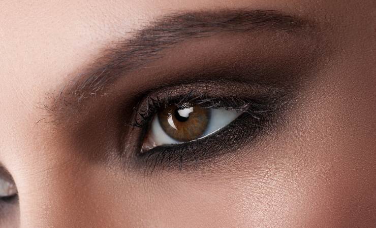 trucco matita occhi sbucciare