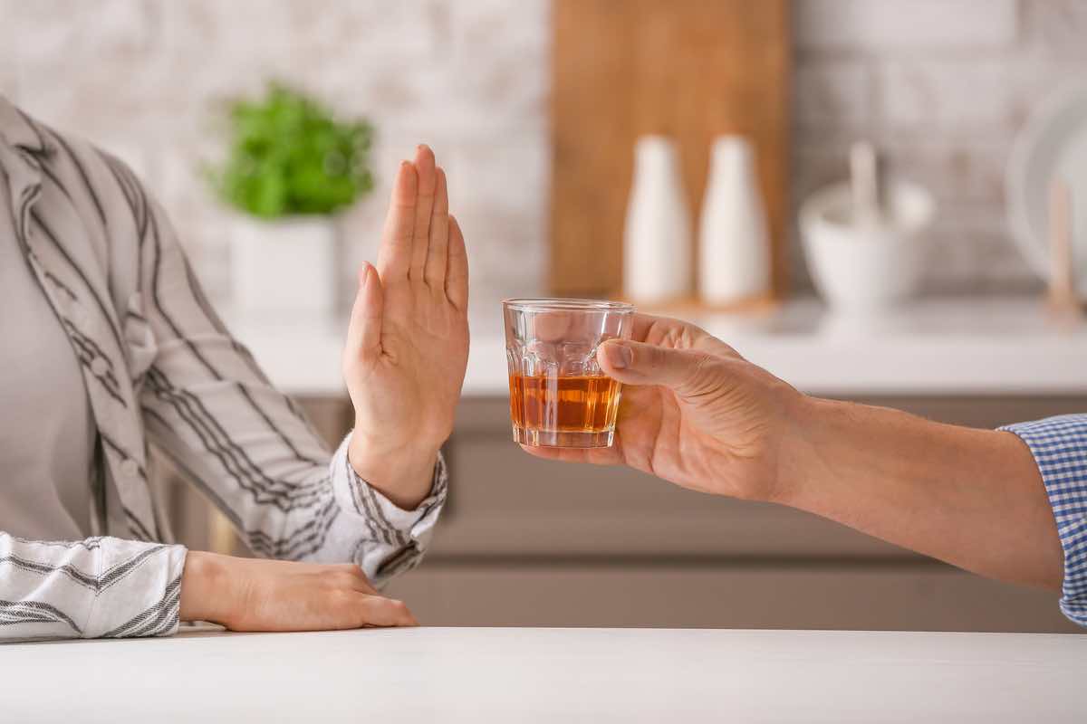 Cortisone e alcol, meglio non mischiare: i rischi da non sottovalutare