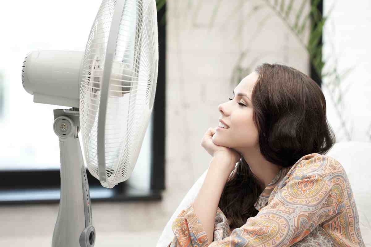 Metti un ventilatore in camera da letto: ti salva durante la notte da questo fastidioso problema (e non parliamo del caldo)