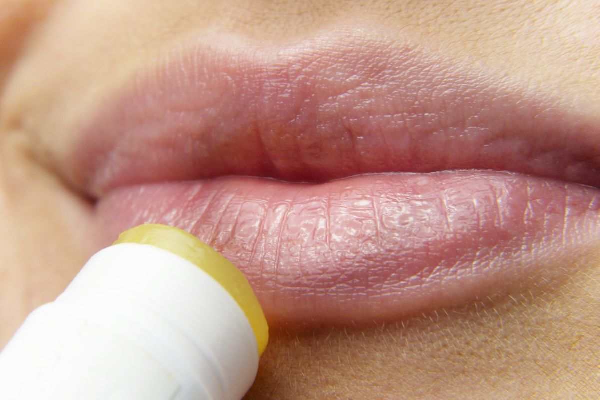 Applicare del balsamo labbra per prepararle ai passi successivi del make-up