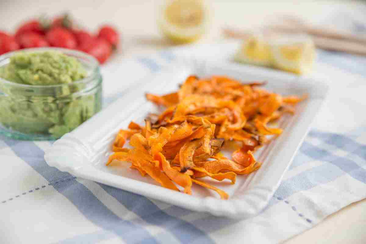Le chips di carote sono un'alternativa agli snack industriali che si preparano in fretta e sono salutari
