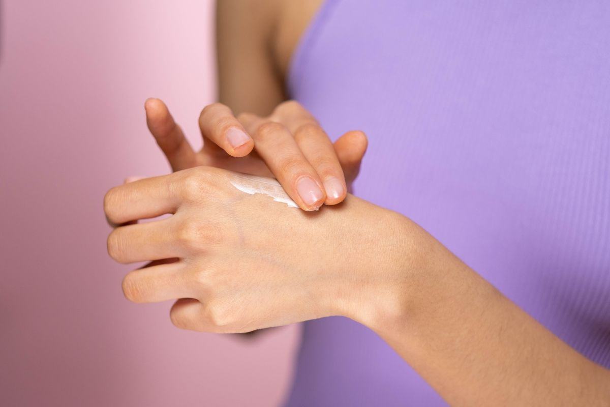 L'applicazione di creme specifiche sul dorso delle mani aiuta a mantenerle giovani e lisce 