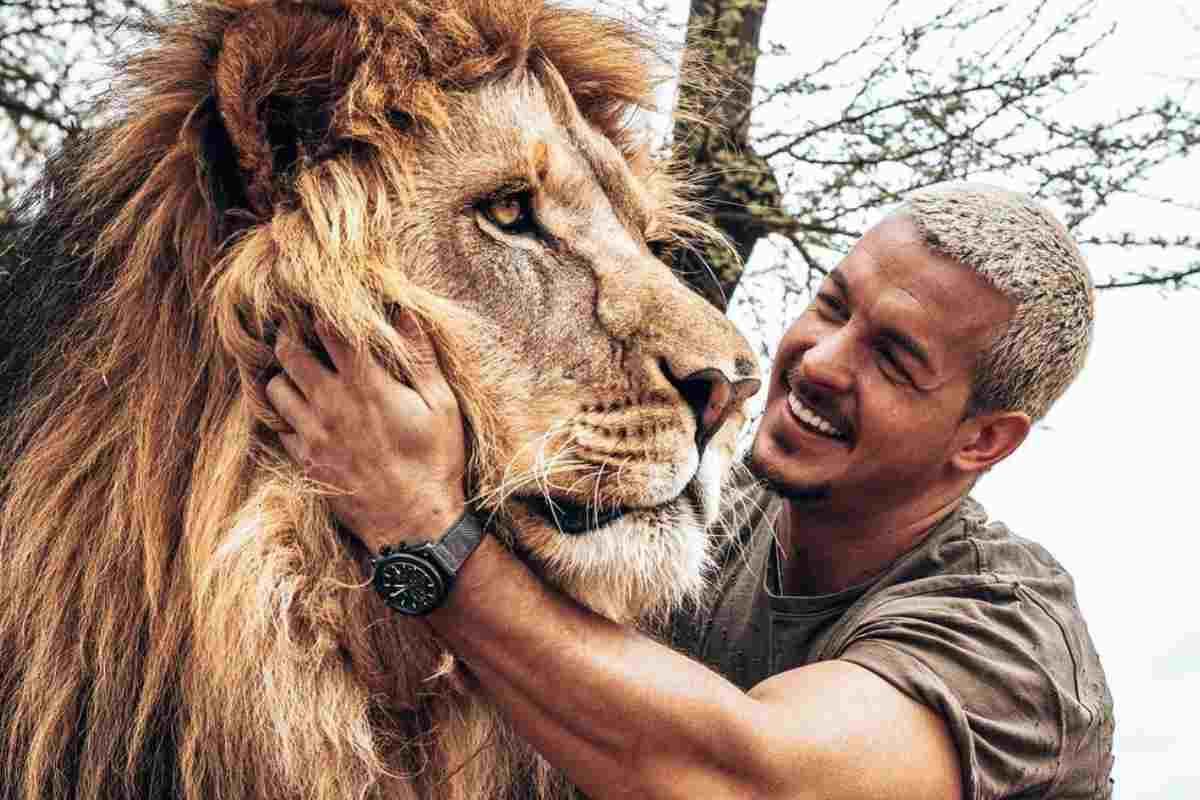 Spaventeresti mai un leone? Questo ragazzo gioca a ‘spaventarsi’ con il re della foresta
