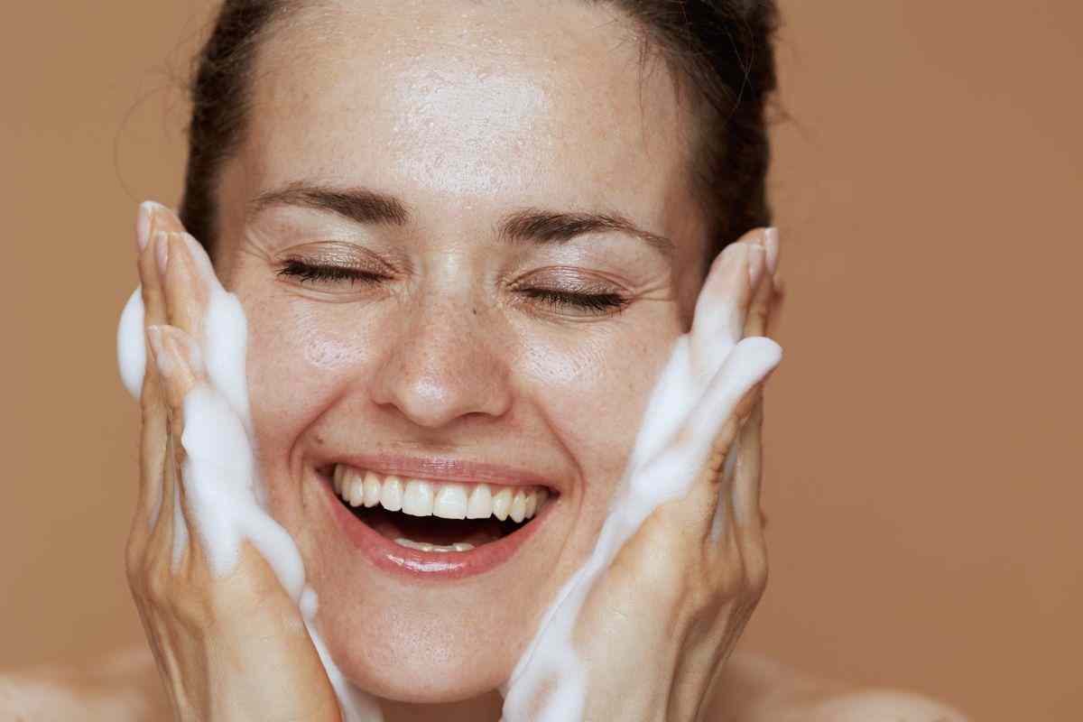 Con adeguata detersione e idratazione si può restituire lucentezza e morbidezza alla pelle del viso