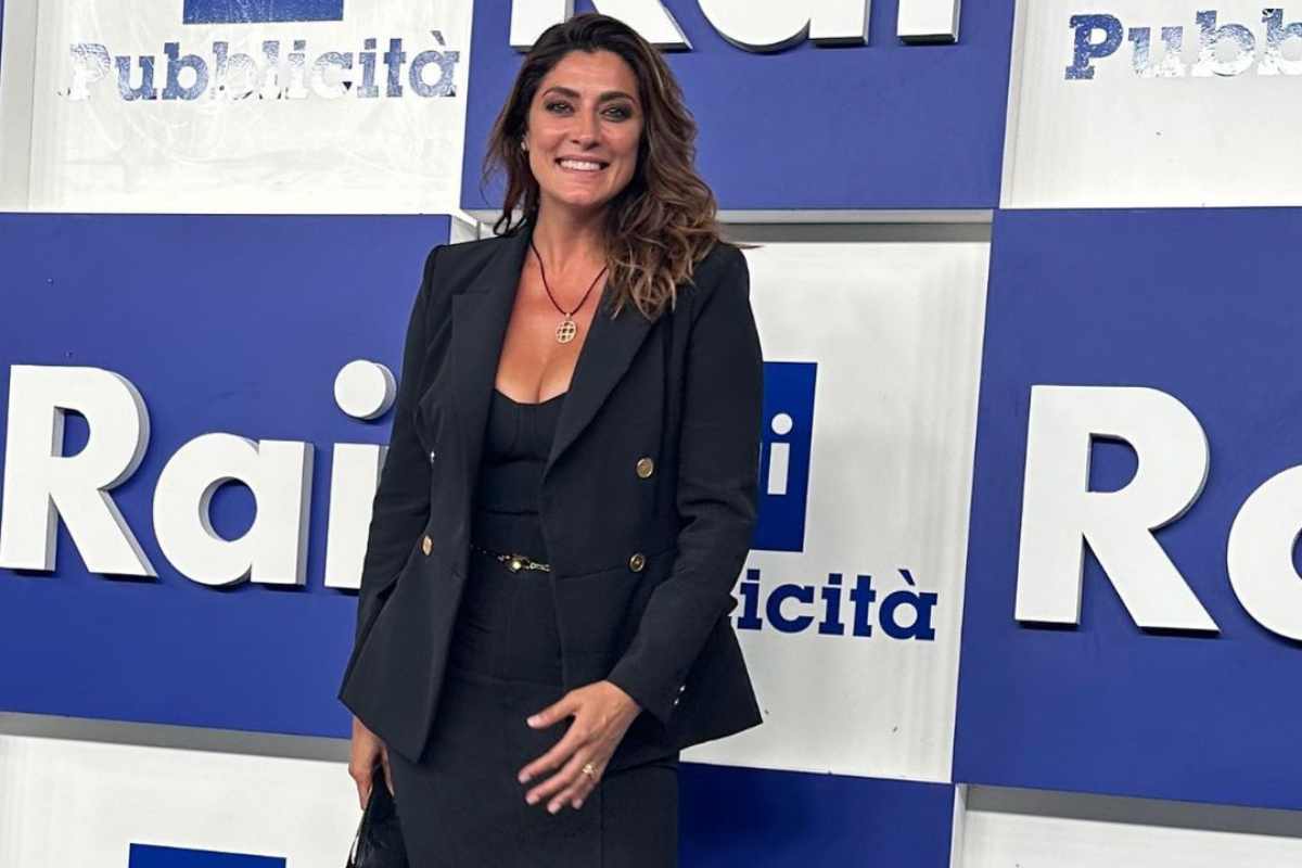 Elisa Isoardi, 40 anni e non sentirli: forma smagliante a bordo piscina, ultimi giorni di relax prima del ritorno in Tv