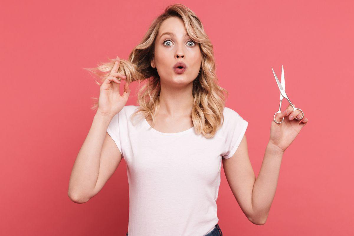 Vuoi cambiare taglio di capelli? Prima meglio scoprire qual è la forma del tuo viso: così puoi scegliere il più adatto