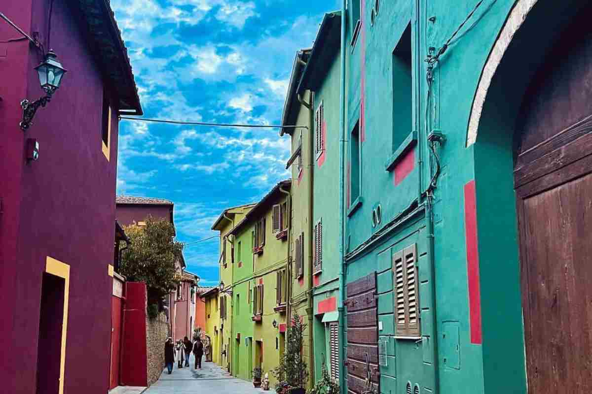 Esiste in Italia un paesino arcobaleno, perfetto per una fuga nel week end: ecco dove si trova