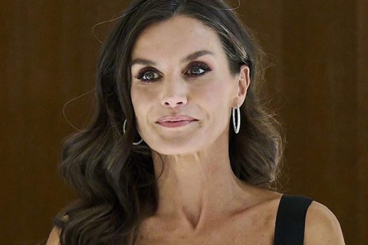 Letizia di Spagna, l’abito candido ricamato cattura gli ultimi sprazzi d’estate: ecco come essere eleganti con un unico capo