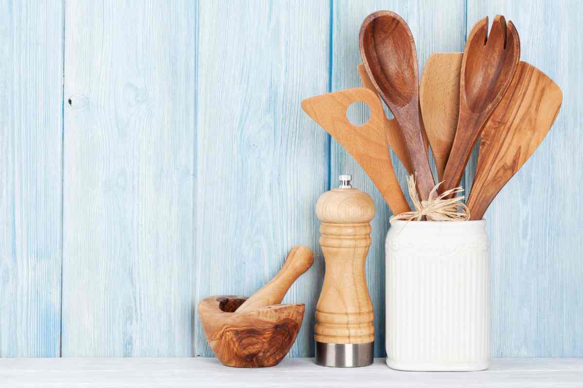 Come igienizzare i mestoli ed i taglieri in legno in modo naturale: solo così elimini i germi senza rischiare intossicazioni chimiche