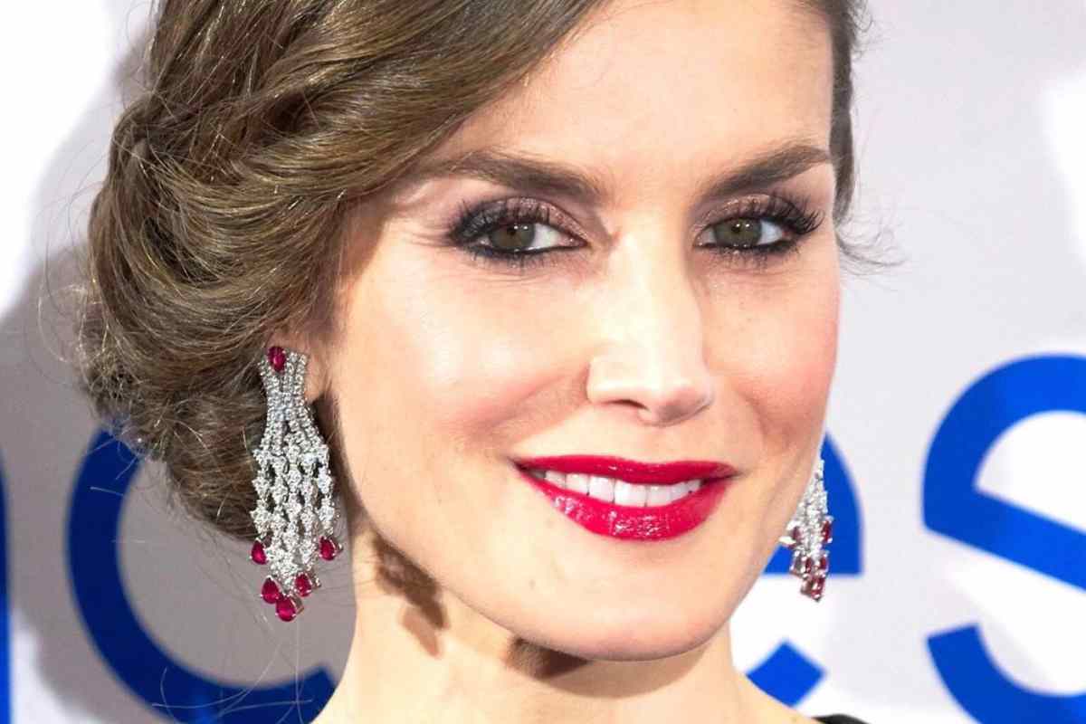 Letizia di Spagna, in completo total white e sneaker fa scuola: basta un blazer color piombo a trasformare l’outift da semplice a raffinato