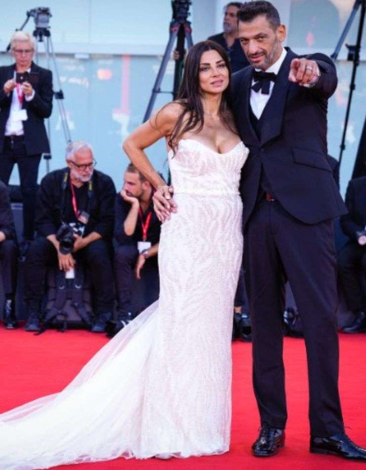 Serena Enardu e Pago red carpet Venezia abito bianco