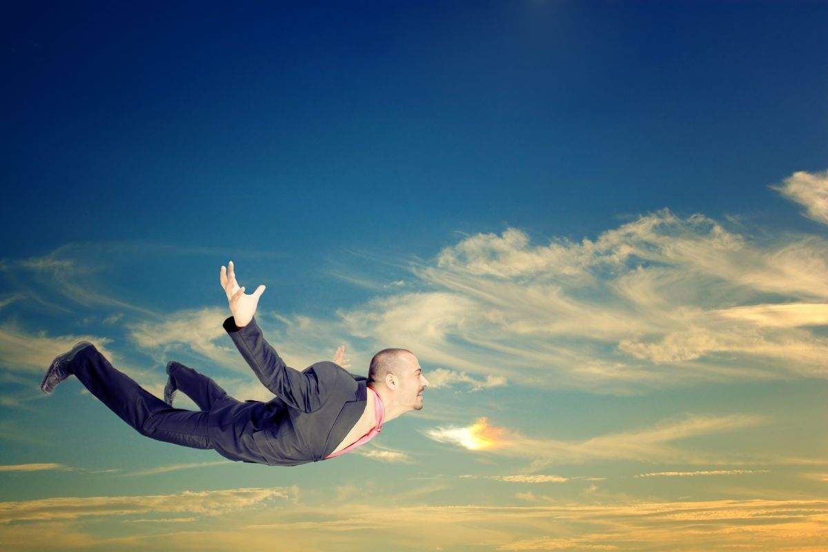 Sognare di cadere o di volare, il significato: attento a questo campanello d’allarme