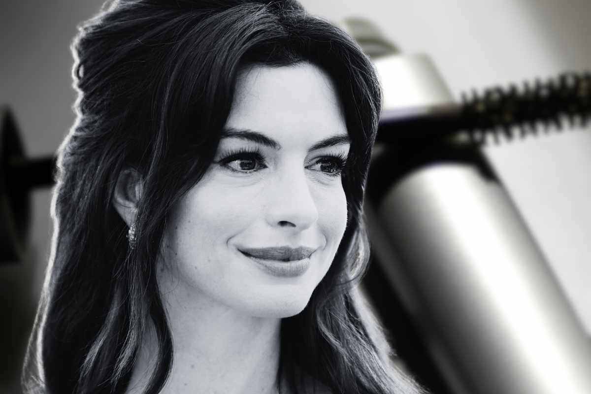 Il segreto di Anne Hathaway per uno sguardo da cerbiatta risiede in questo mascara: ecco dove acquistarlo