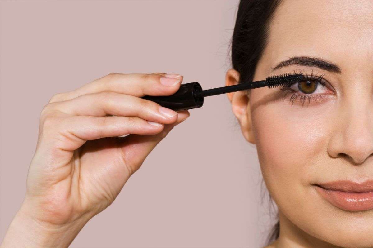 Hai sempre messo il mascara nel modo scorretto: 7 consigli che ti faranno evitare disastri