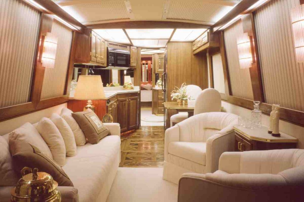 Viaggi di lusso in camper per gli attori di Hollywood: ecco come vivono on the road