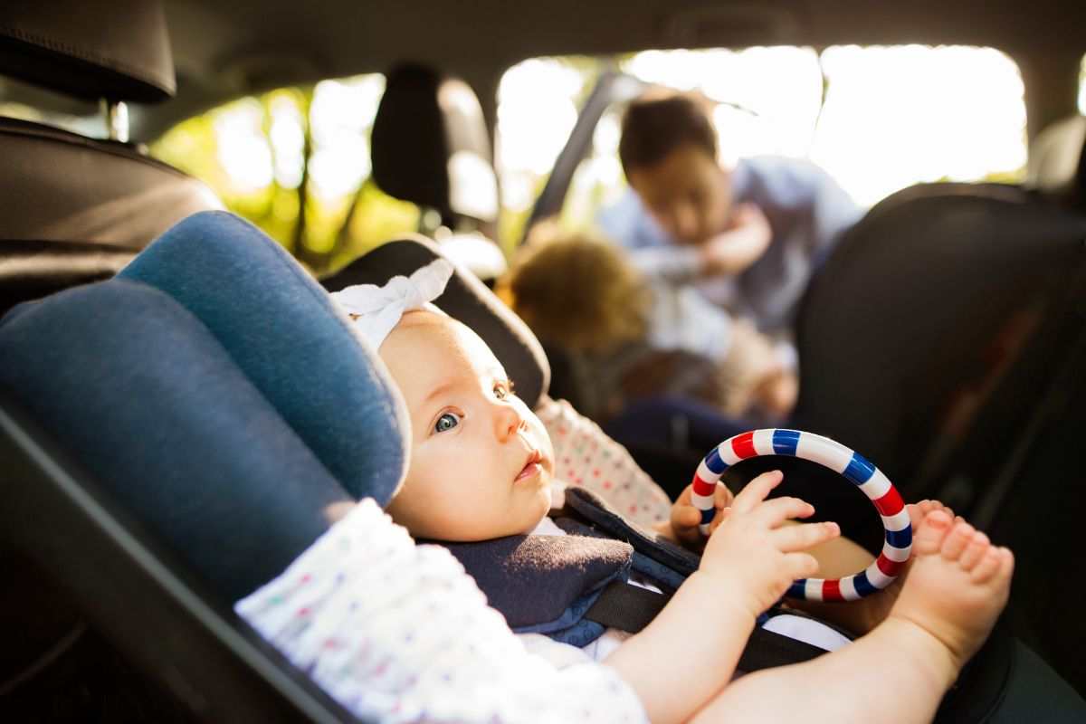 Bambini piccoli in auto: cosa fare e cosa evitare, i consigli dell’esperto per un tragitto sicuro