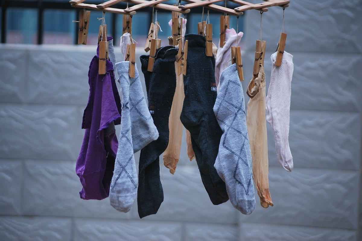 Calzini spaiati e rovinati, buttarli via è un (vero) spreco: questo inverno ti torneranno utili così, risolvi un problema odioso