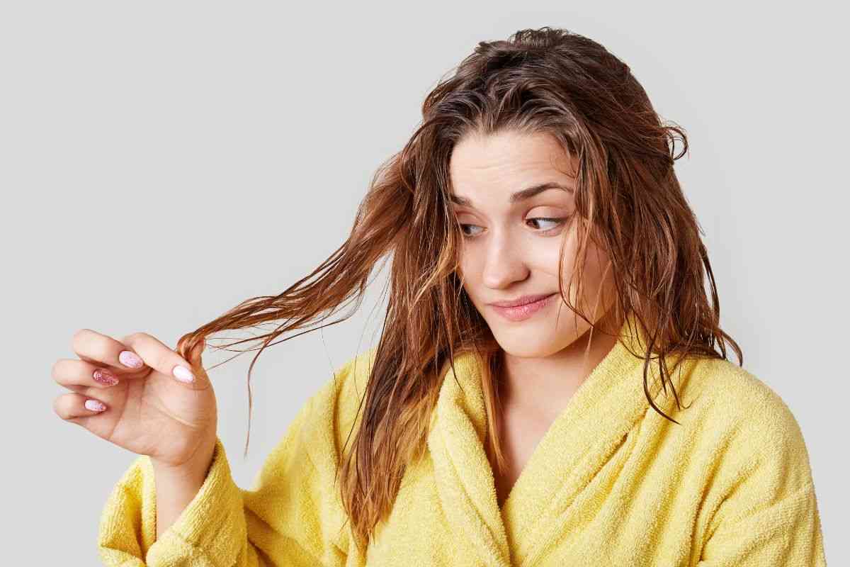 Come evitare l’effetto giallo dei capelli decolorati dopo l’estate: prenditene cura così