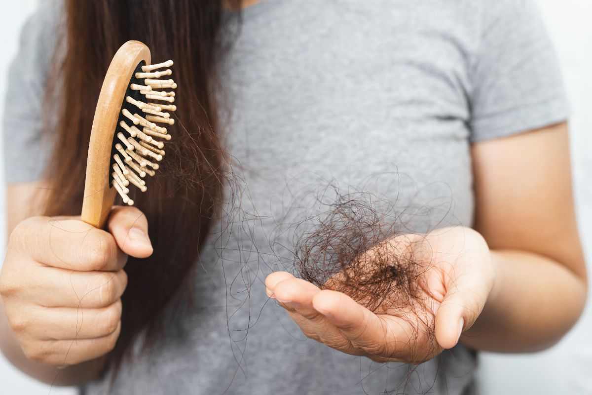 Come contrastare la caduta dei capelli fragili: così rinforzi la tua cute