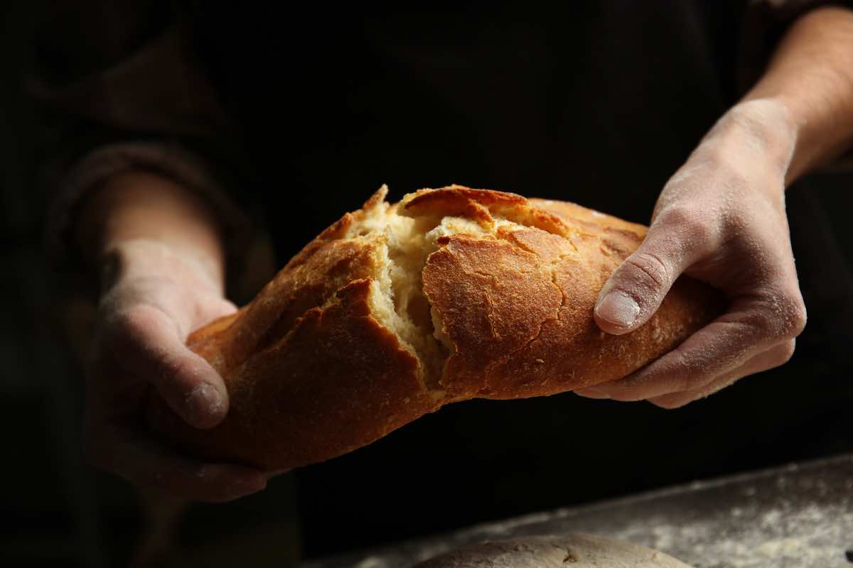 Mai buttare il pane raffermo: con questo trucco torna croccante in pochissimi minuti