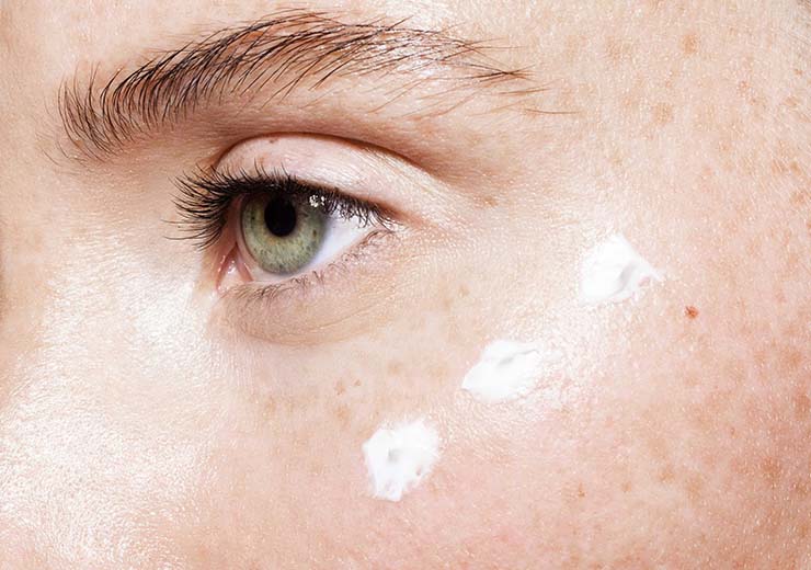 Applicare poca crema per idratare bene il contorno occhi