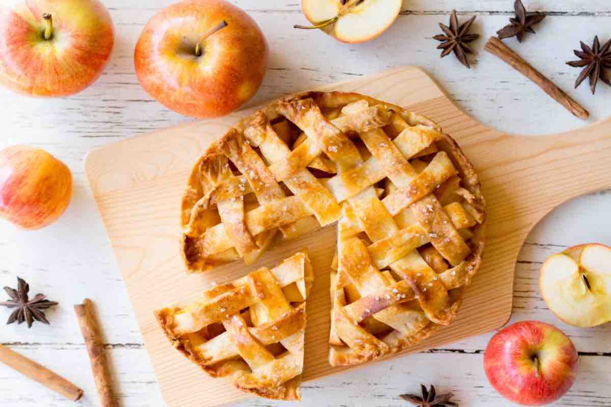 Profumata, delicata e golosissima: la crostata di mele è il dolce più amato di Settembre, ricetta facile facile